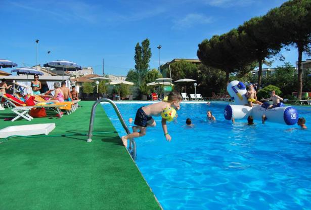 colorfamilyhotelcervia it hotel-cervia-con-piscina 008